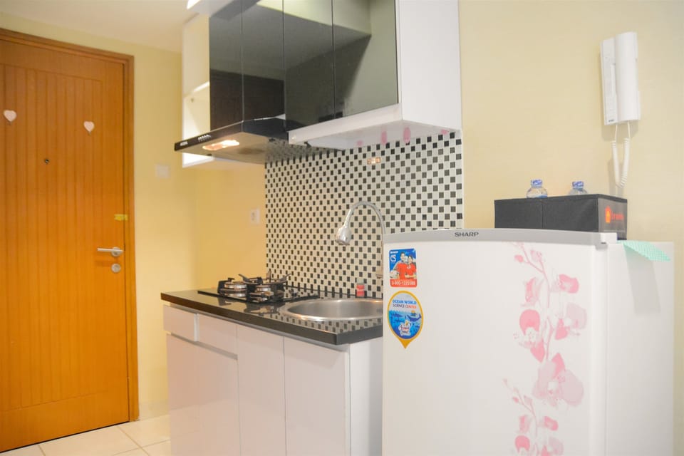 Room | Private kitchenette | Fridge, stovetop, electric kettle, cookware/dishes/utensils
