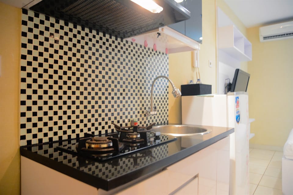 Room | Private kitchenette | Fridge, stovetop, electric kettle, cookware/dishes/utensils