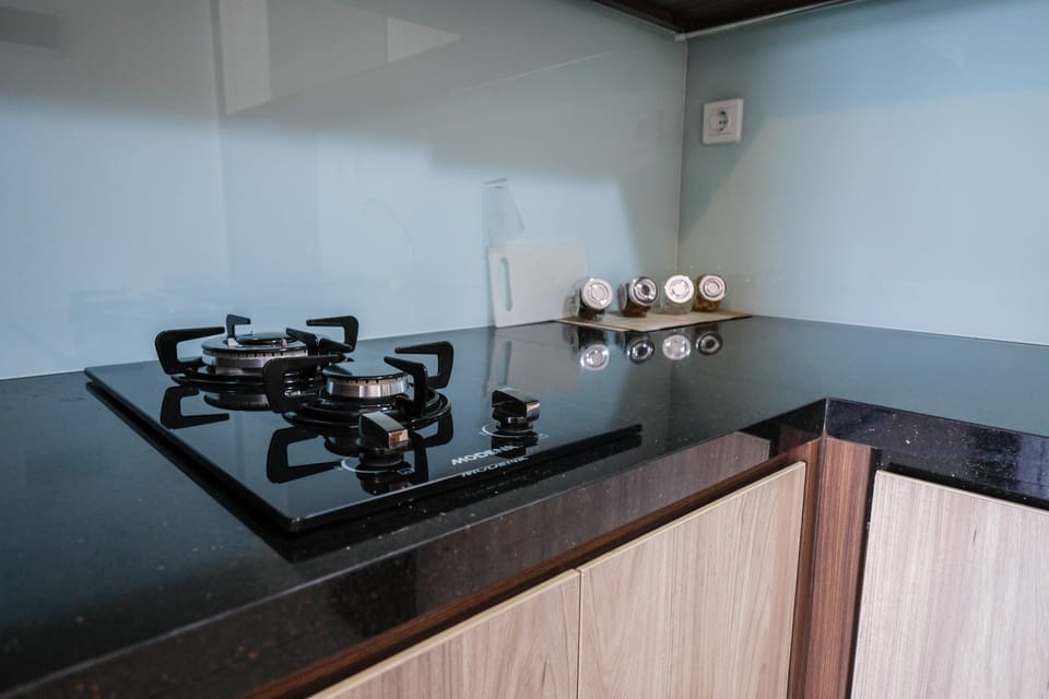 Room | Private kitchenette | Fridge, stovetop, cookware/dishes/utensils