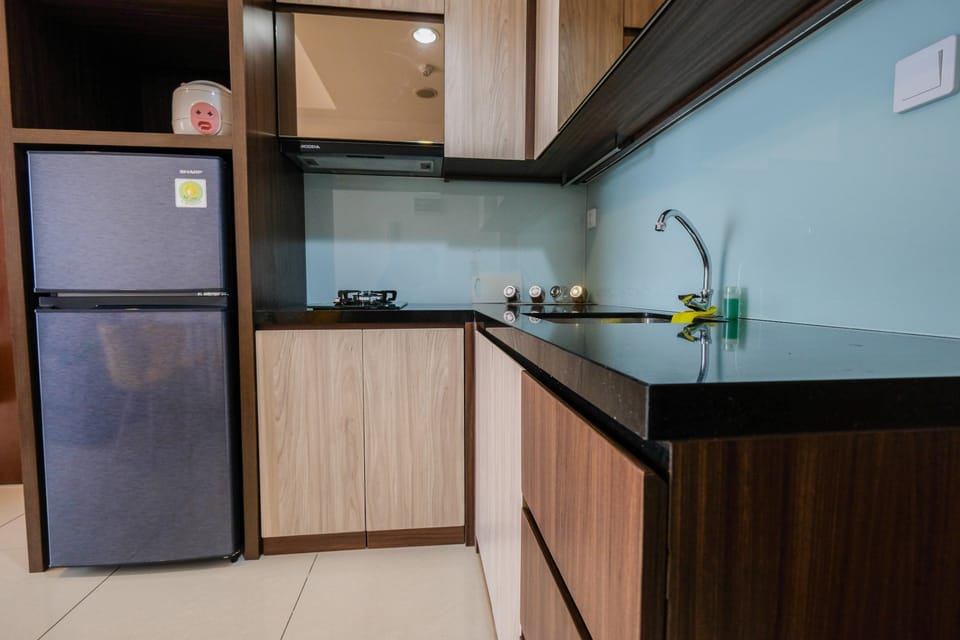 Room | Private kitchenette | Fridge, stovetop, cookware/dishes/utensils