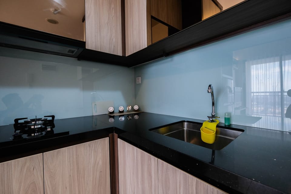 Room | Private kitchenette | Fridge, stovetop, cookware/dishes/utensils
