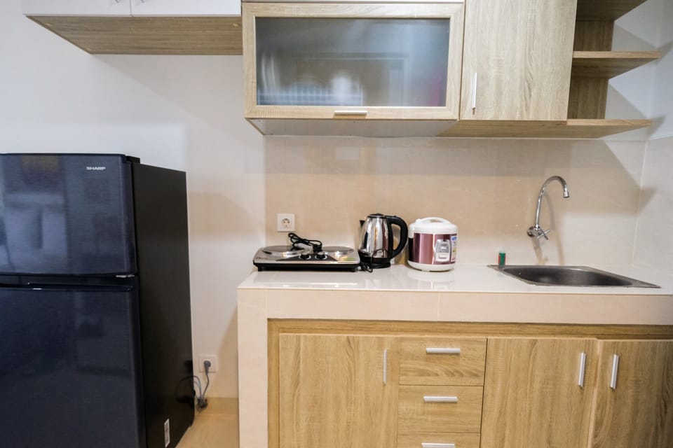 Room | Private kitchenette | Fridge, stovetop, cookware/dishes/utensils