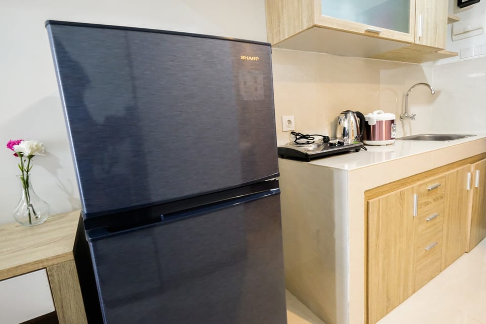 Room | Private kitchenette | Fridge, stovetop, cookware/dishes/utensils