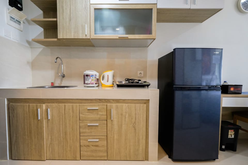 Room | Private kitchenette | Fridge, stovetop, cookware/dishes/utensils
