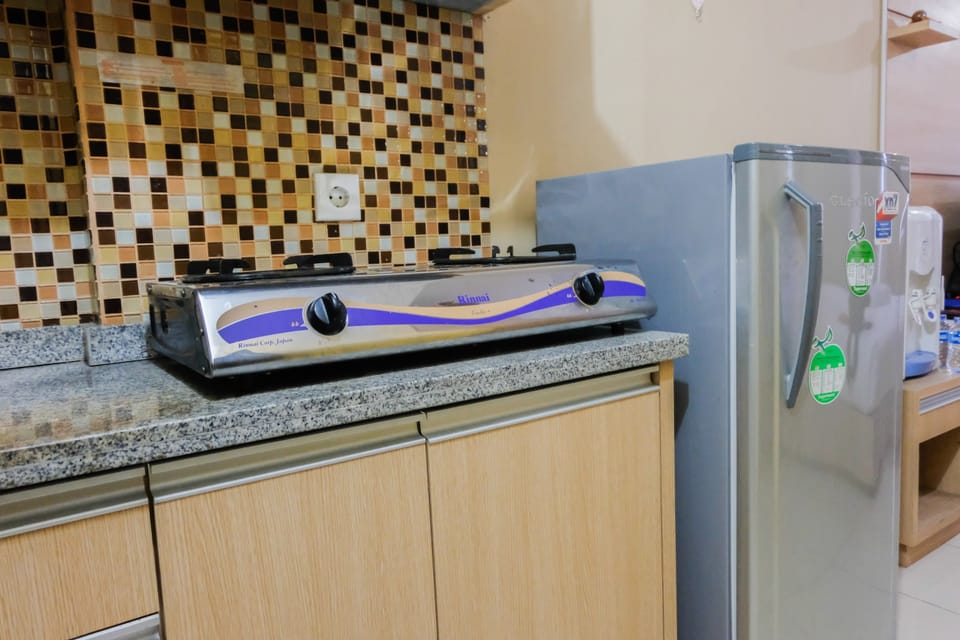 Room | Private kitchenette | Fridge, microwave, stovetop, cookware/dishes/utensils
