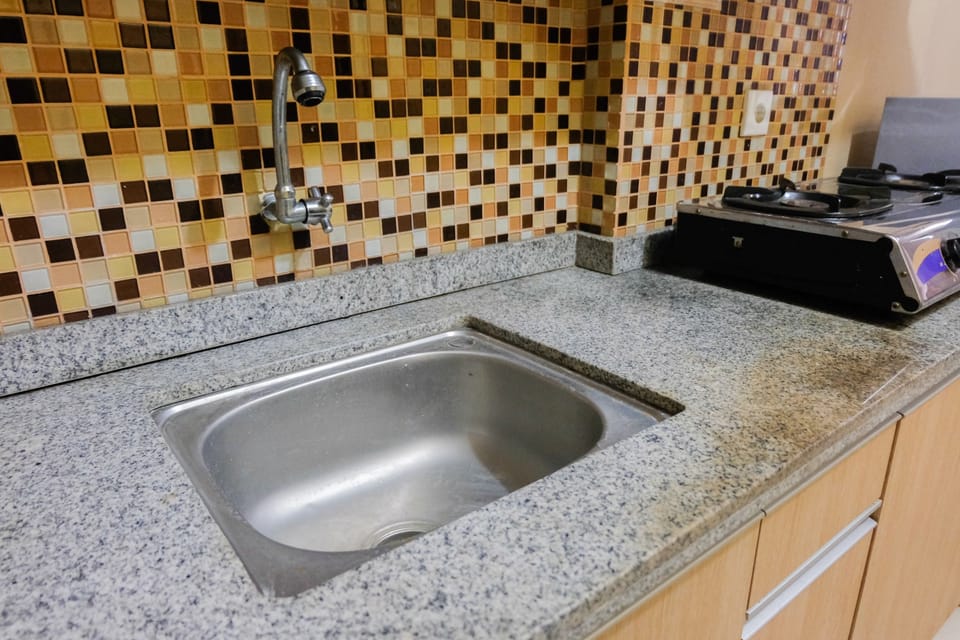 Room | Private kitchenette | Fridge, microwave, stovetop, cookware/dishes/utensils