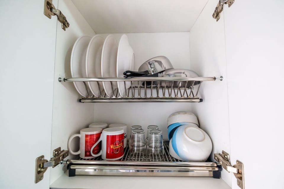 Room | Private kitchen | Fridge, microwave, stovetop, cookware/dishes/utensils