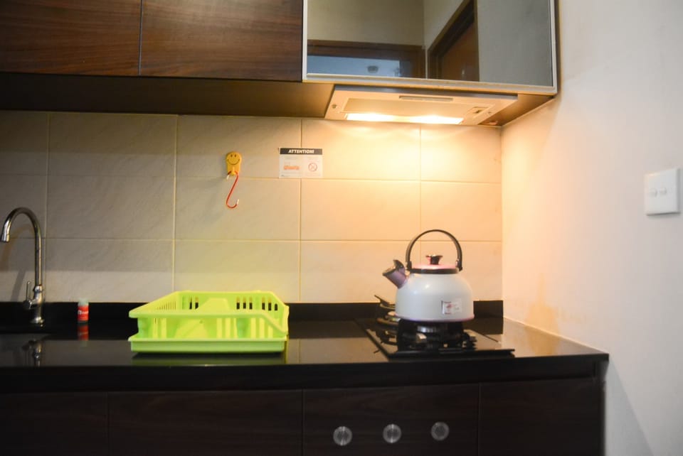 Room | Private kitchenette | Fridge, stovetop, cookware/dishes/utensils