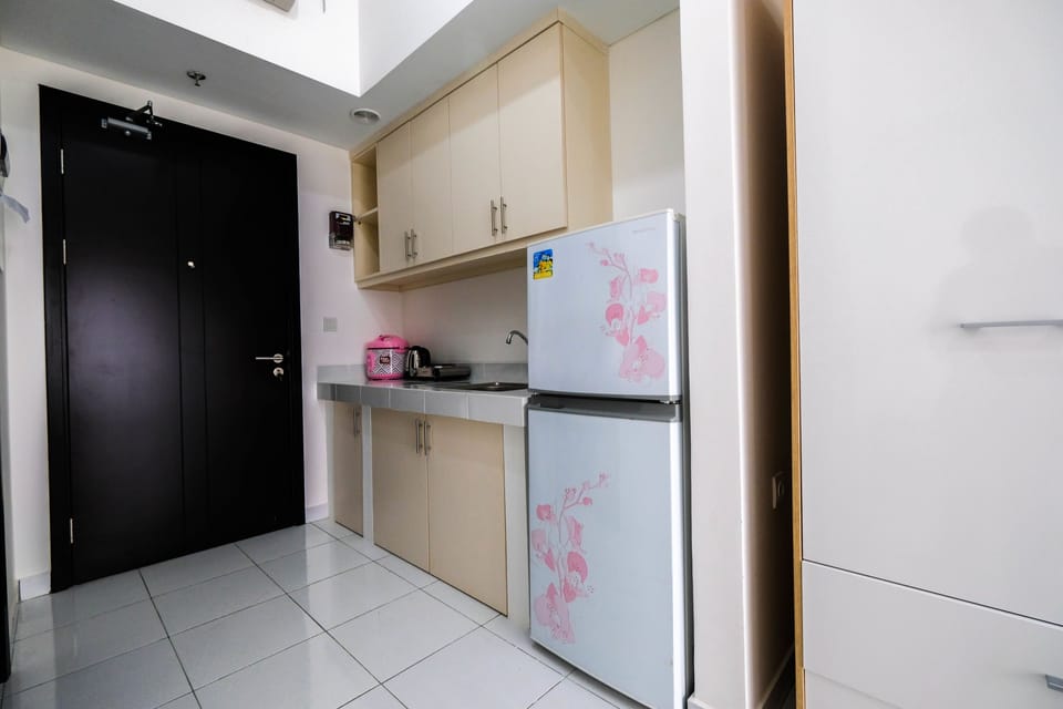 Room | Private kitchenette | Fridge, stovetop, electric kettle, cookware/dishes/utensils