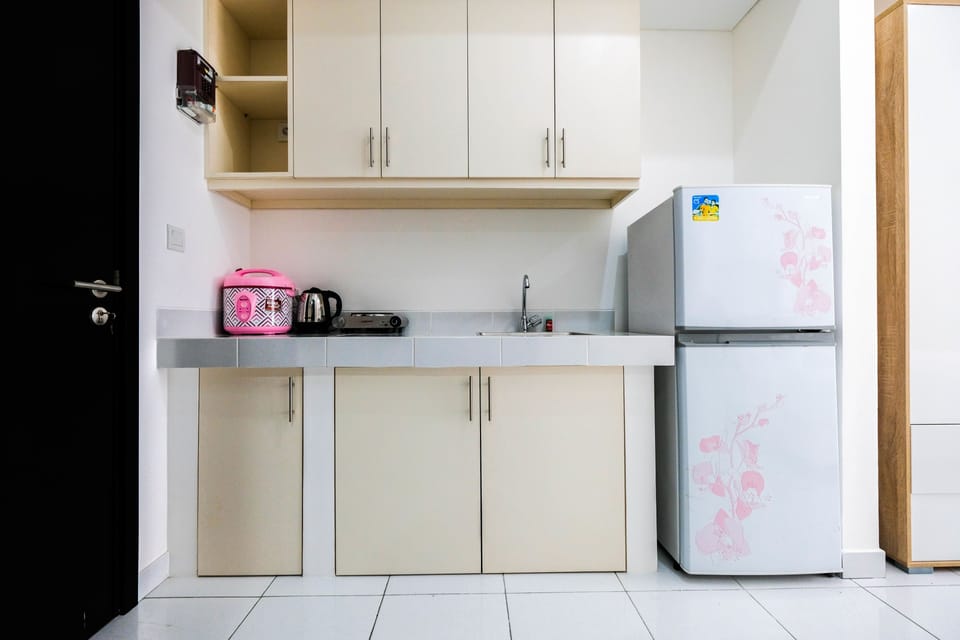 Room | Private kitchenette | Fridge, stovetop, electric kettle, cookware/dishes/utensils
