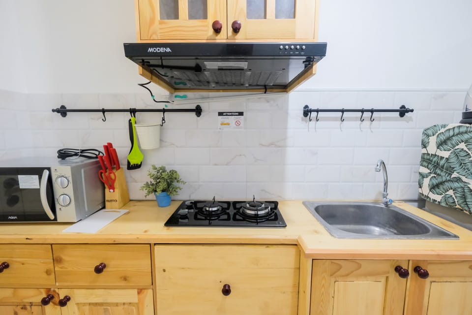 Room | Private kitchen | Fridge, stovetop, cookware/dishes/utensils