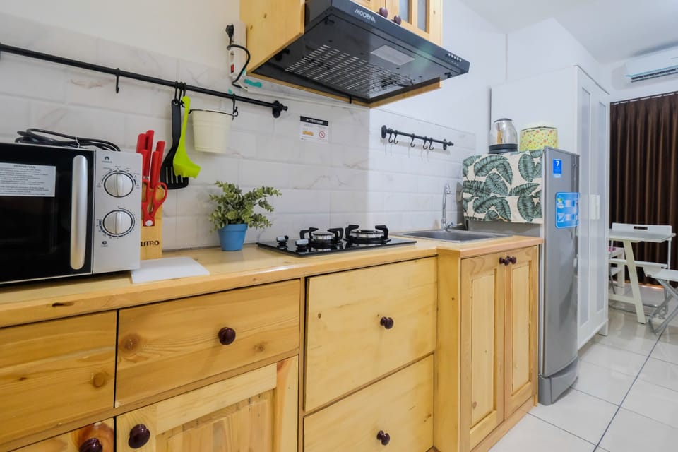 Room | Private kitchen | Fridge, stovetop, cookware/dishes/utensils