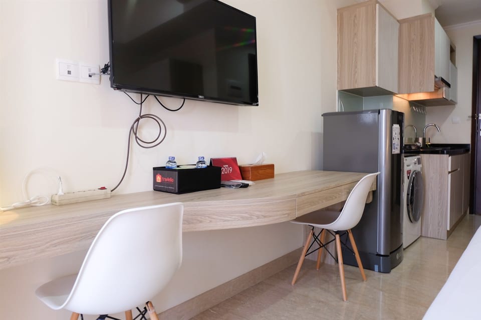 Room | Desk, bed sheets