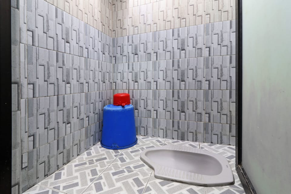 Economy Room With AC | Bathroom | Shower, rainfall showerhead, towels