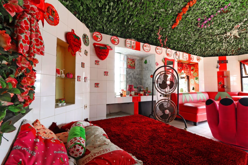 Family Room | Desk, bed sheets