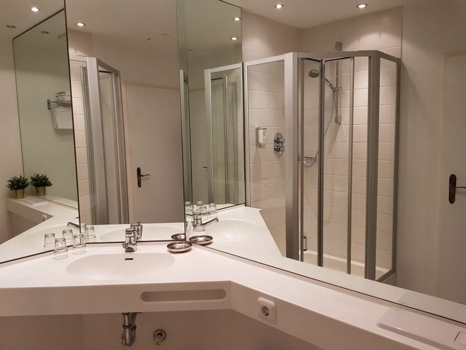 Deep soaking tub, free toiletries, hair dryer, towels