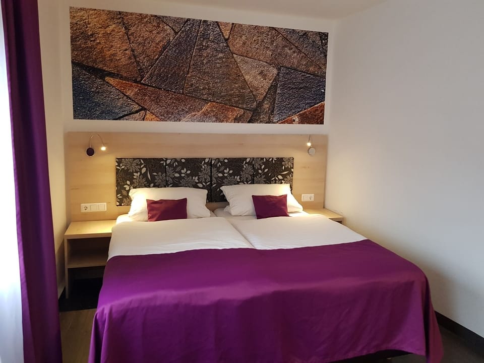 Double Room | Minibar, desk, cribs/infant beds, rollaway beds