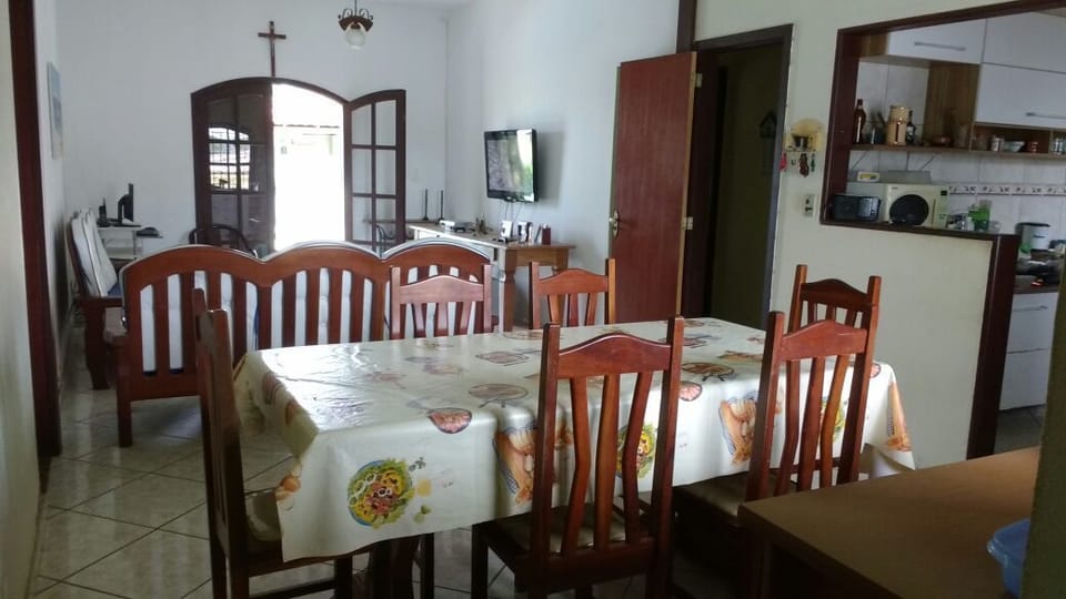 House, 4 Bedrooms | Private kitchen | Fridge, microwave, oven, stovetop