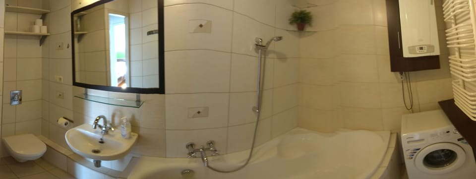 Comfort Apartment, Multiple Beds | Bathroom | Separate tub and shower, towels