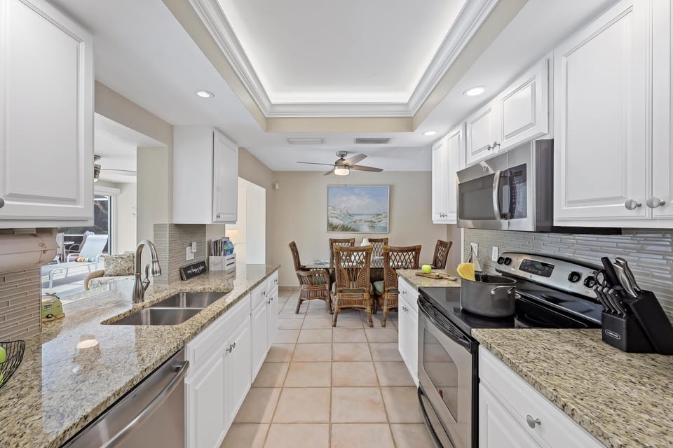 House, Multiple Beds (Cozy home with sunroom, pool and step) | Private kitchen