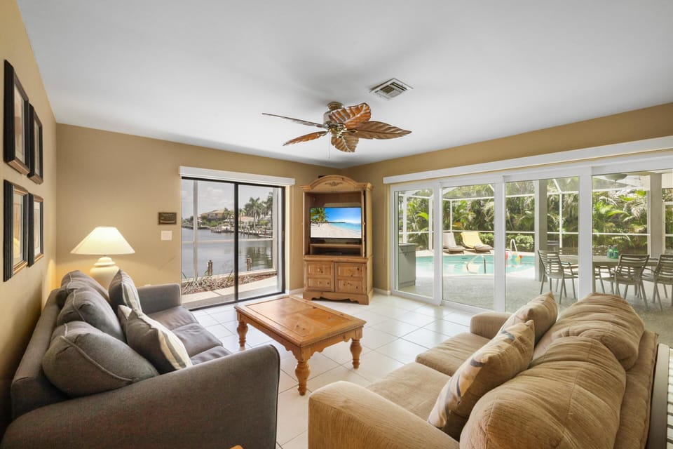 House, Multiple Beds (Boater’s paradise with unmatched wate) | Living area