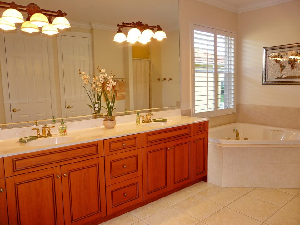 Pet-friendly Waterfront Home Near Beach With Pool House in Marco Island