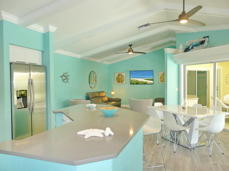 House, Multiple Beds (Private home and guesthouse with cour) | Private kitchen | Fridge, microwave, oven, stovetop