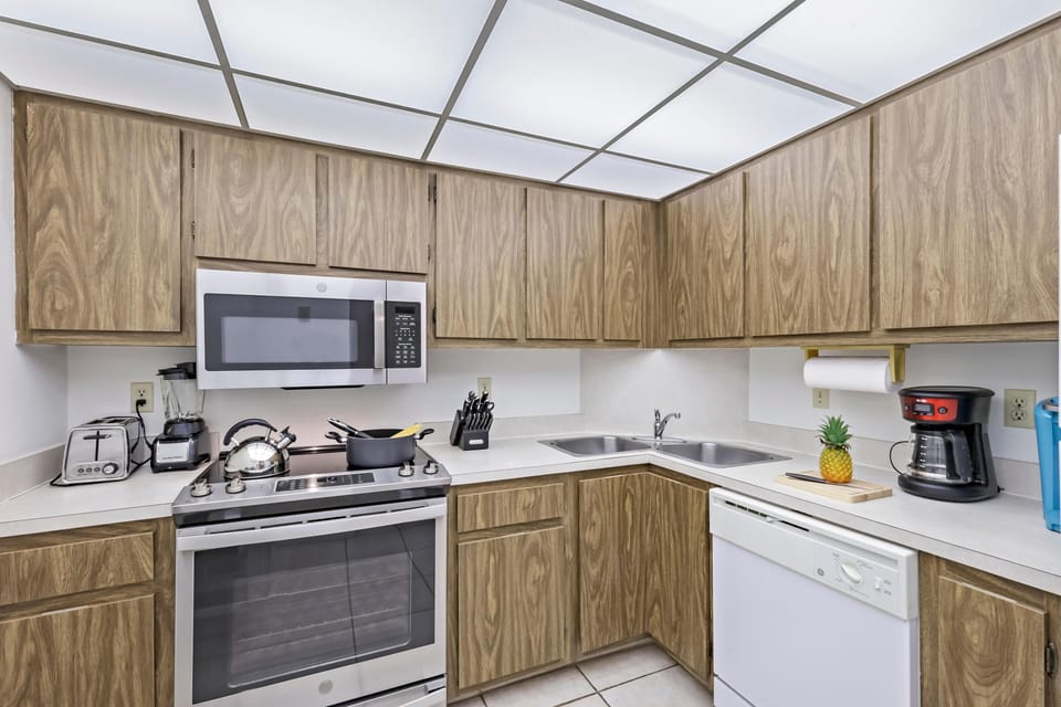 Condo, 1 King Bed with Sofa bed (Sun-bright beachfront condo with pool) | Private kitchen | Fridge, microwave, oven, stovetop