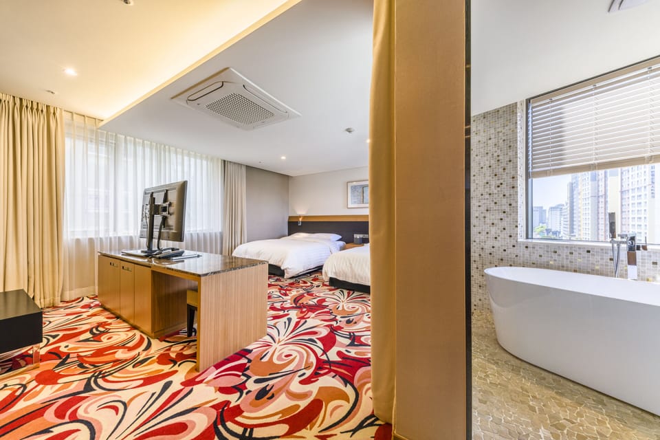 Junior Suite | Premium bedding, down comforters, in-room safe, desk