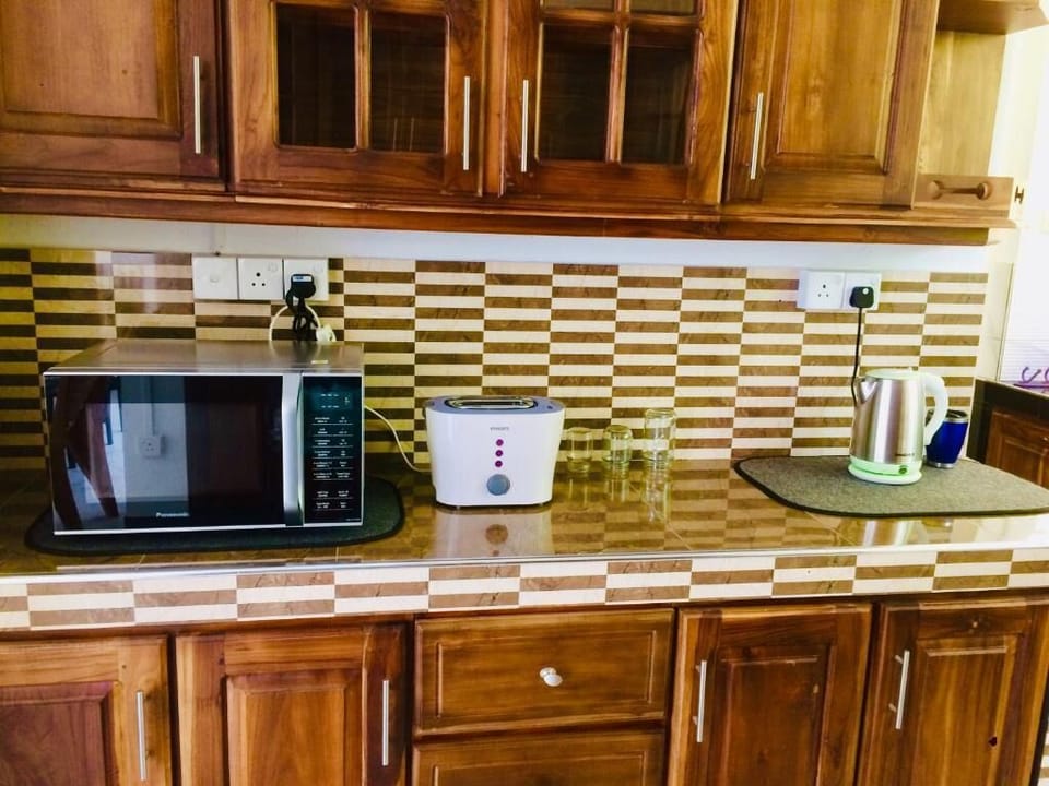 Shared fridge, microwave, cookware/dishes/utensils