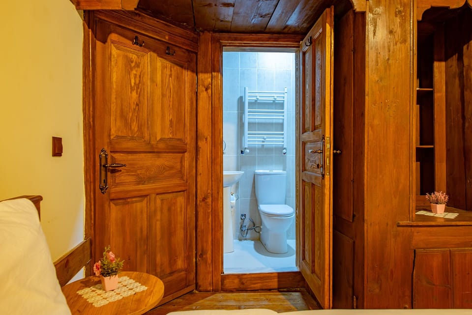 Triple Room  | Bathroom | Separate tub and shower, free toiletries, hair dryer, bathrobes