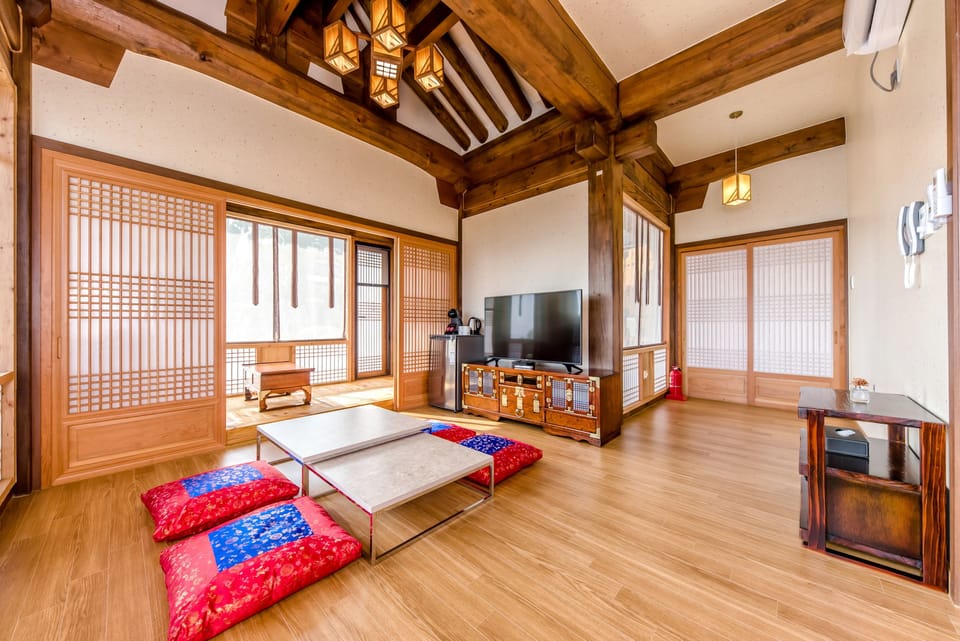 Wol Hwa A  (Hanok Building 1F) | Free WiFi, bed sheets