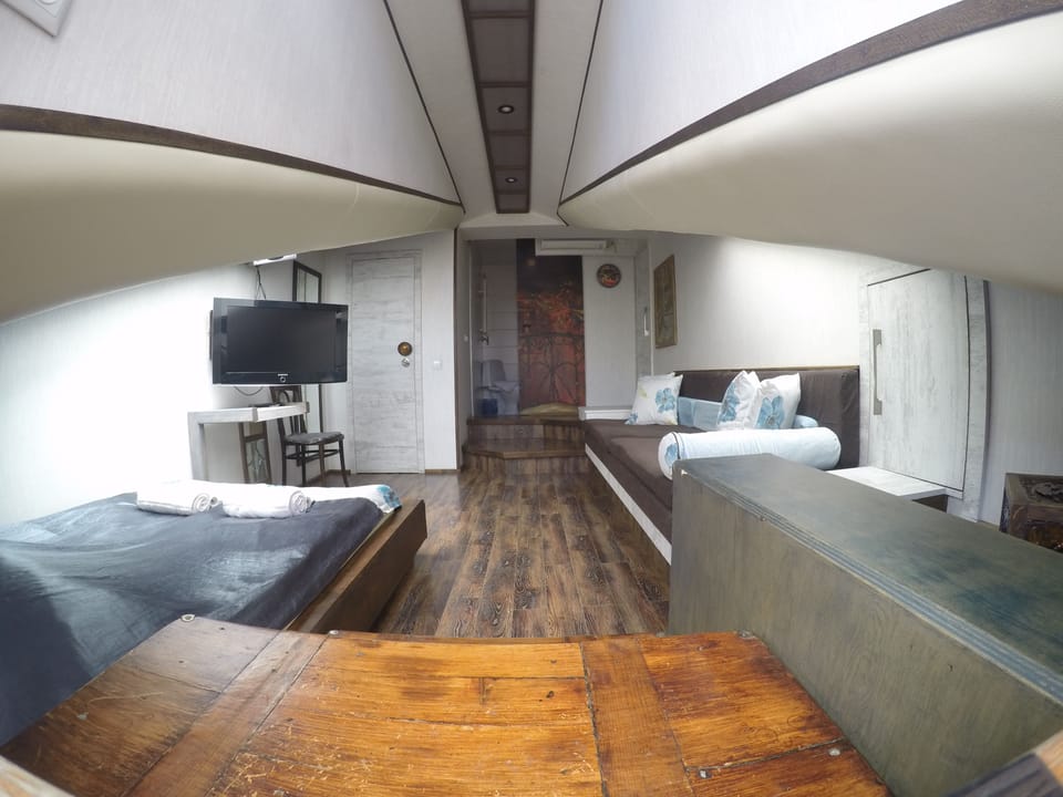 Exclusive Triple Room, 1 Bedroom | Individually decorated, individually furnished, desk, soundproofing