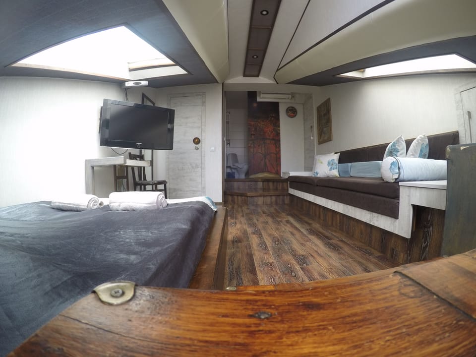 Exclusive Triple Room, 1 Bedroom | Individually decorated, individually furnished, desk, soundproofing