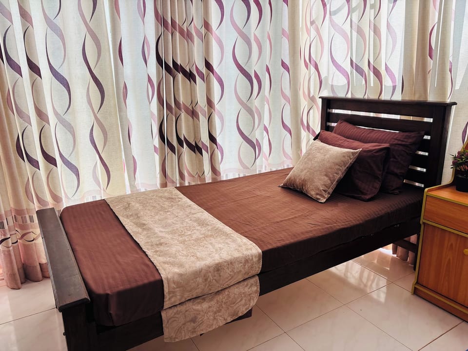 Standard Triple Room | Desk, bed sheets