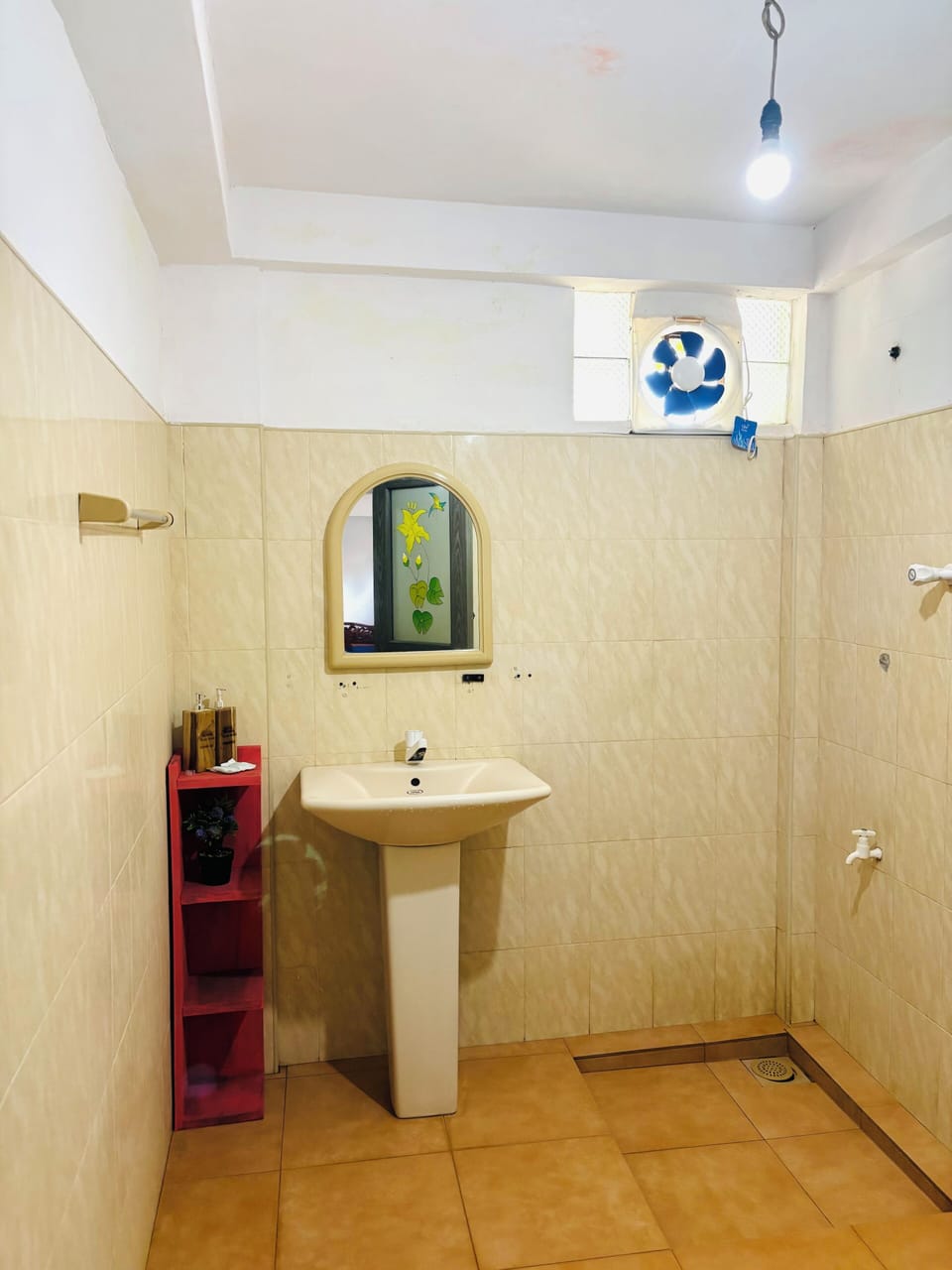 Family Quadruple Room | Bathroom | Shower, hydromassage showerhead, towels, soap