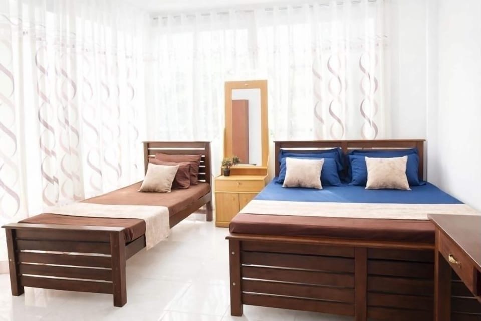 Standard Triple Room | Desk, bed sheets