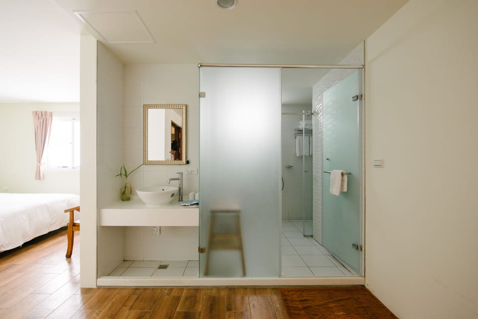 Family Quadruple Room | Bathroom | Rainfall showerhead, free toiletries, hair dryer, slippers