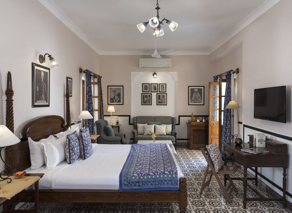 Superior Double Room | Minibar, in-room safe, desk, blackout drapes