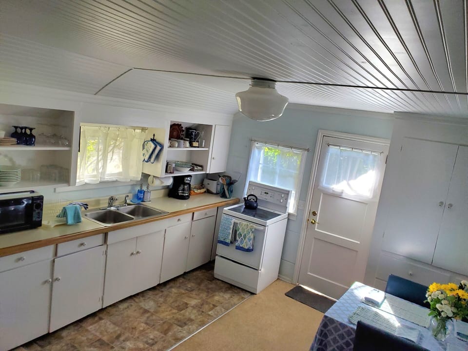 Superior Cottage, Private Bathroom, Ocean View (Bay Cottage) | Shared kitchen