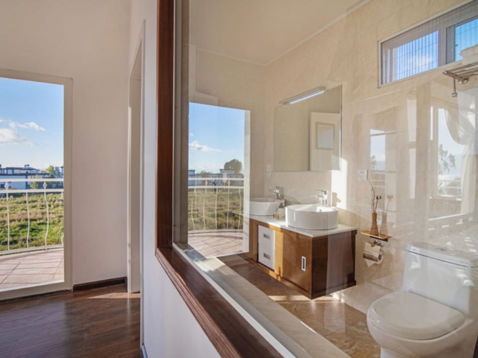 Traditional Double Room, 1 Queen Bed, Non Smoking | Bathroom | Shower, free toiletries, hair dryer, slippers