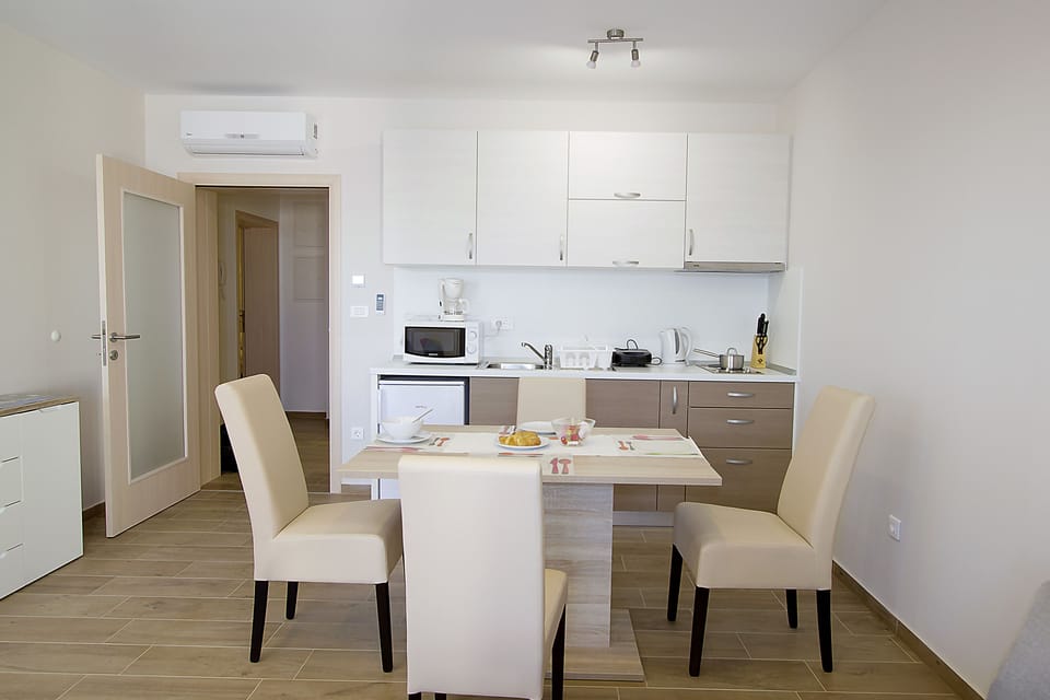Comfort Apartment, 2 Queen Beds | Private kitchen | Fridge, microwave, stovetop, coffee/tea maker