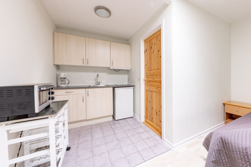 Studiolejlighed kun for voksne med møbleret terrasse nær Hammersø og Sandvig | Private kitchen | Fridge, oven, stovetop, coffee/tea maker