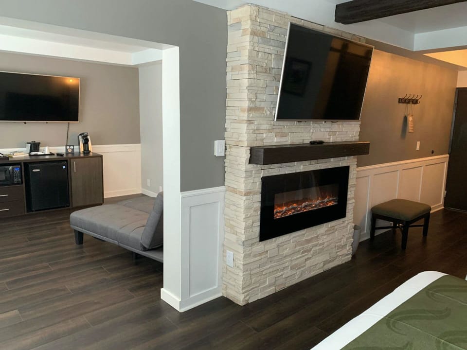 Deluxe Suite, Multiple Beds | In-room safe, rollaway beds, free WiFi, bed sheets