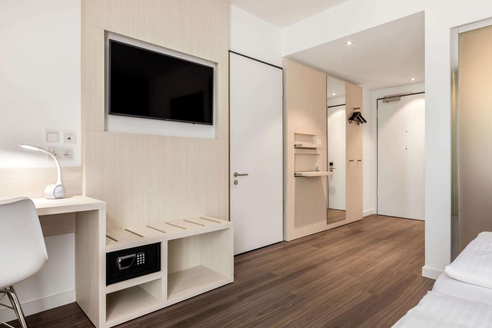 Hypo-allergenic bedding, in-room safe, desk, laptop workspace
