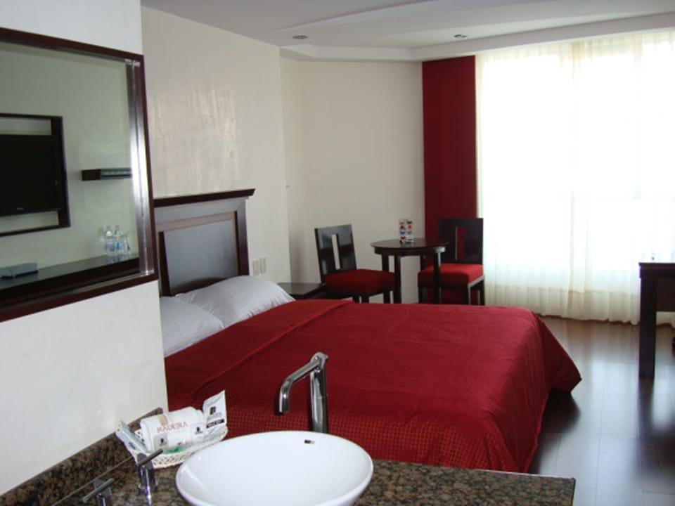 Traditional Room, 1 King Bed | In-room safe, blackout drapes, iron/ironing board, free WiFi