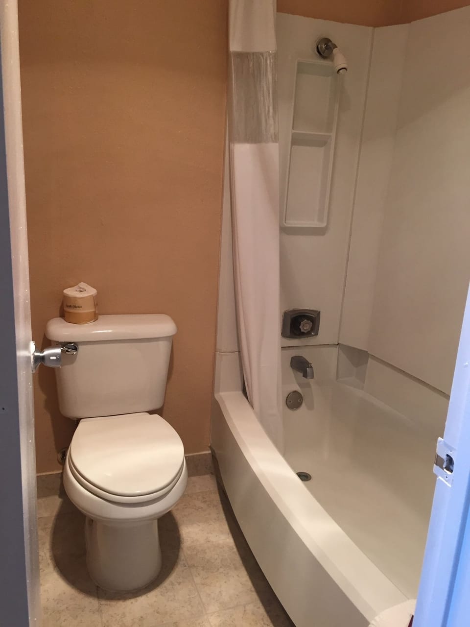 Combined shower/tub, free toiletries, hair dryer, towels
