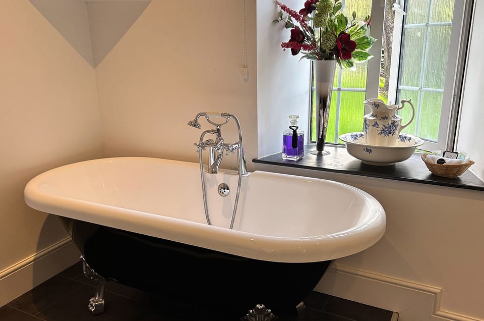 Superior King Room | Bathroom | Free toiletries, hair dryer, towels