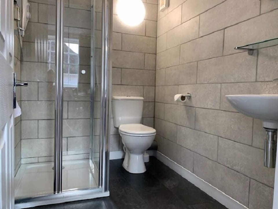 Double Room, Ensuite | Bathroom | Free toiletries, hair dryer, towels, soap