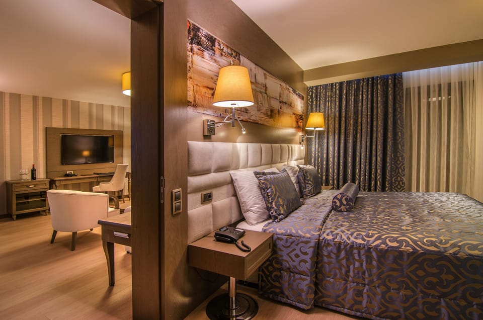 Free minibar, in-room safe, desk, free cribs/infant beds
